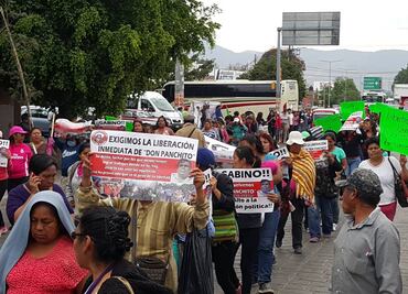 Manifestantes marchan en Oaxaca; policías les frenan paso