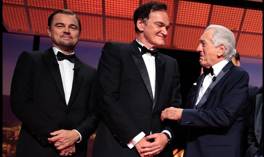 Quentin Tarantino conversa con Robert De Niro, ante la presencia de Dicaprio, en el escenario durante la ceremonia de apertura del Festival de Cine de Cannes, el 13 de mayo de 2025. Foto: AFP