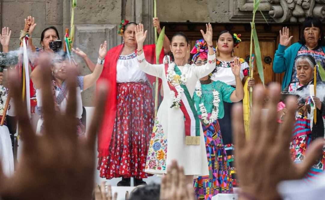 Claudia Sheinbaum durante ceremonia de bastón de mando de los pueblos indígenas en el Zócalo de la CDMX / Foto: Gabriel Pano. EL UNIVERSAL