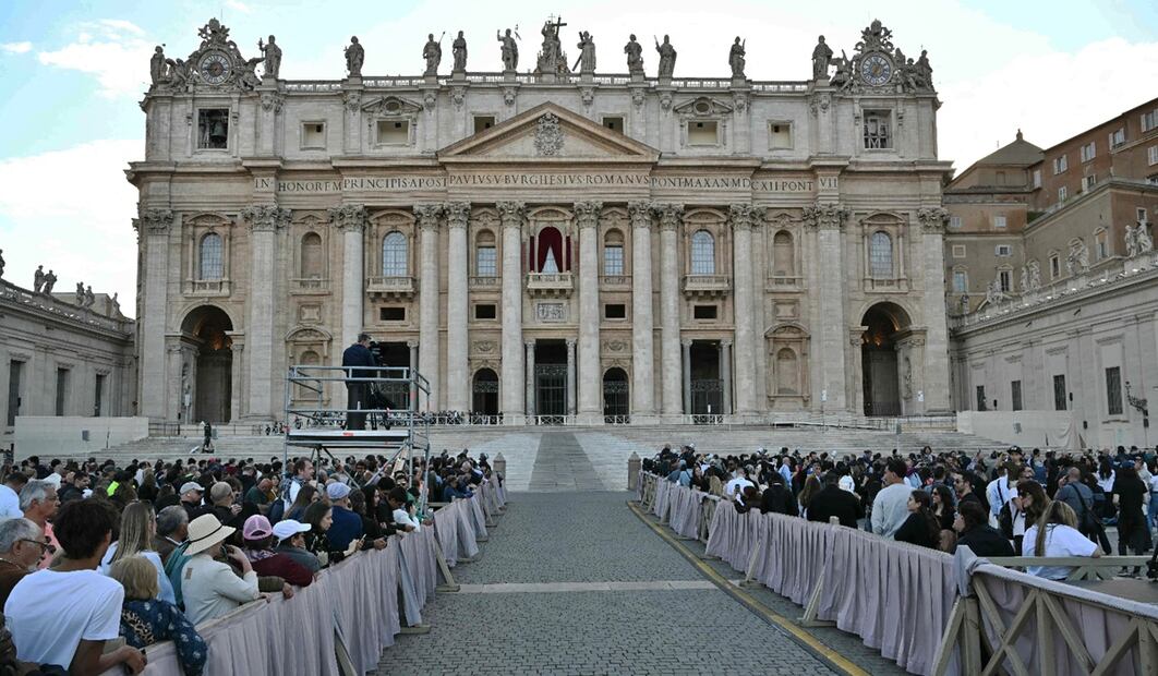 Miles se han reunido en la Plaza de San Pedro en espera de ver la columna de humo salir de la chimenea de la Capilla Sixtina durante el cónclave de los cardenales, para elegir a un nuevo papa, el miércoles 7 de mayo de 2025. Foto: AFP