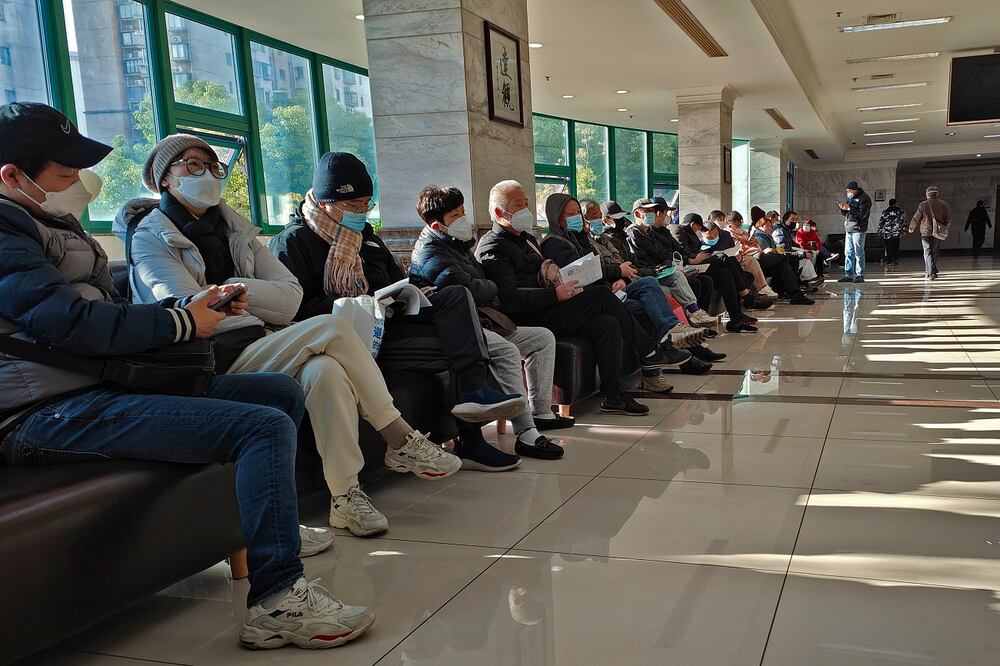 Los familiares de los fallecidos esperan los procedimientos de cremación en una funeraria en Shanghái. Foto: AP