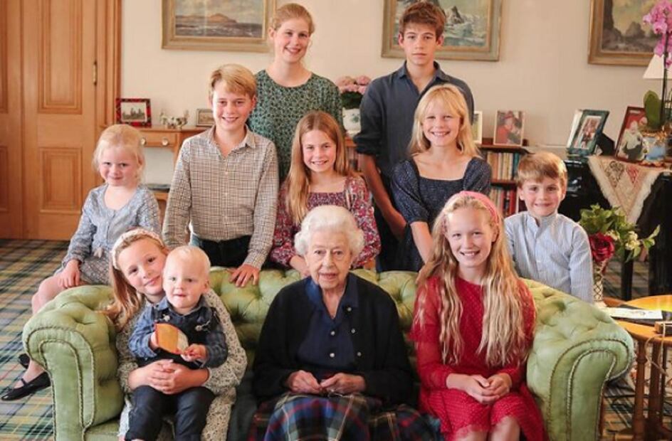 La reina Isabel II, en una imagen publicada  en abril de 2023, con sus nietos y la mayoría de sus bisnietos. La foto la difundieron en las redes de la familia real, con motivo del que habría sido el cumpleaños de la monarca, fallecida en septiembre de 2022. FOTO: @princeandprincessofwales