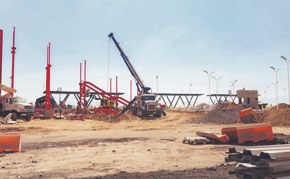 En Xaltocan los ingenieros y obreros trabajan en la conclusión del paso para los usuarios del tren. 
Fotos: de Osmar Alvarado y Arturo Contreras