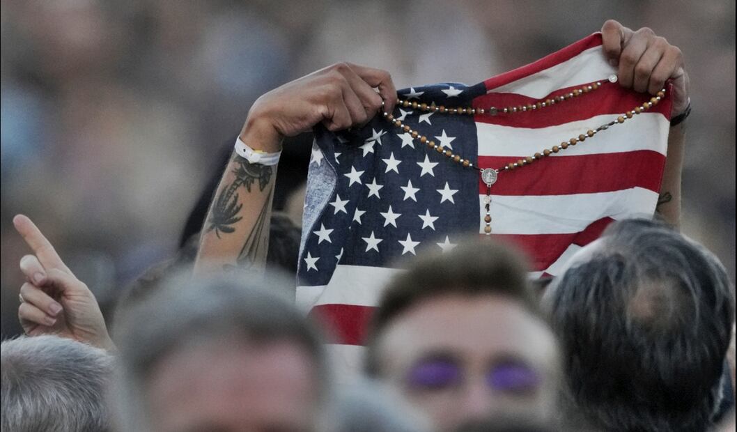 Una bandera estadounidense destaca entre las miles de personas reunidas en presentación del nuevo papa León XIV en la Plaza de San Pedro del Vaticano, el 8 de mayo de 2025. Foto: AP