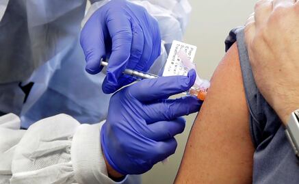 ¿Se vacuna a los maestros en el mundo contra el coronavirus?