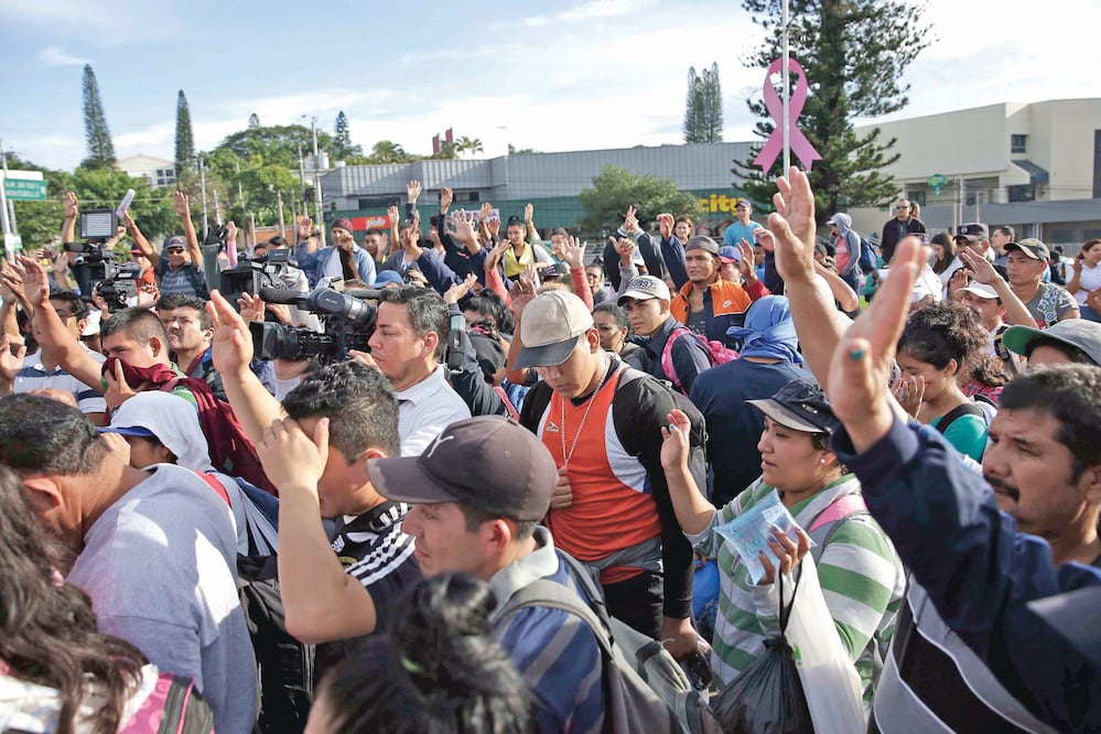 Entre 150 y 300 salvadoreños salieron ayer hacia el paso limítrofe de La Hachadura, en Ahuachapán, con el acompañamiento de policías. (RODRIGO SURA. EFE)