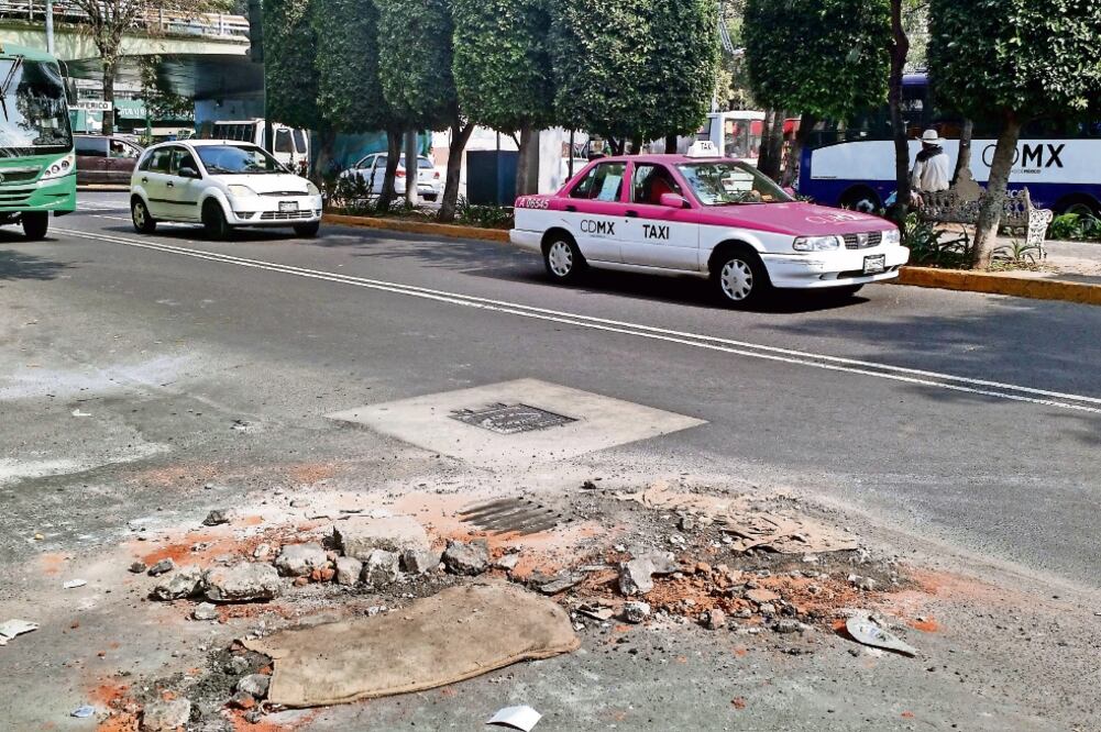Las calles Zacatepec, José María Morelos, Coapa y Xontepec, entre otras de la delegación Tlalpan, están llenas de baches. FANNY RUIZ. EL UNIVERSAL