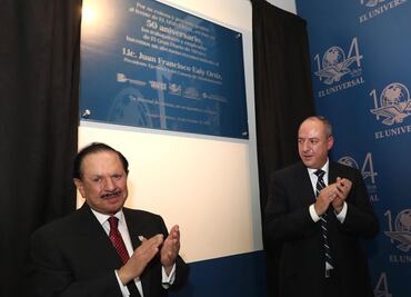 Develan placa por los 50 años de Ealy Ortiz al frente de EL UNIVERSAL