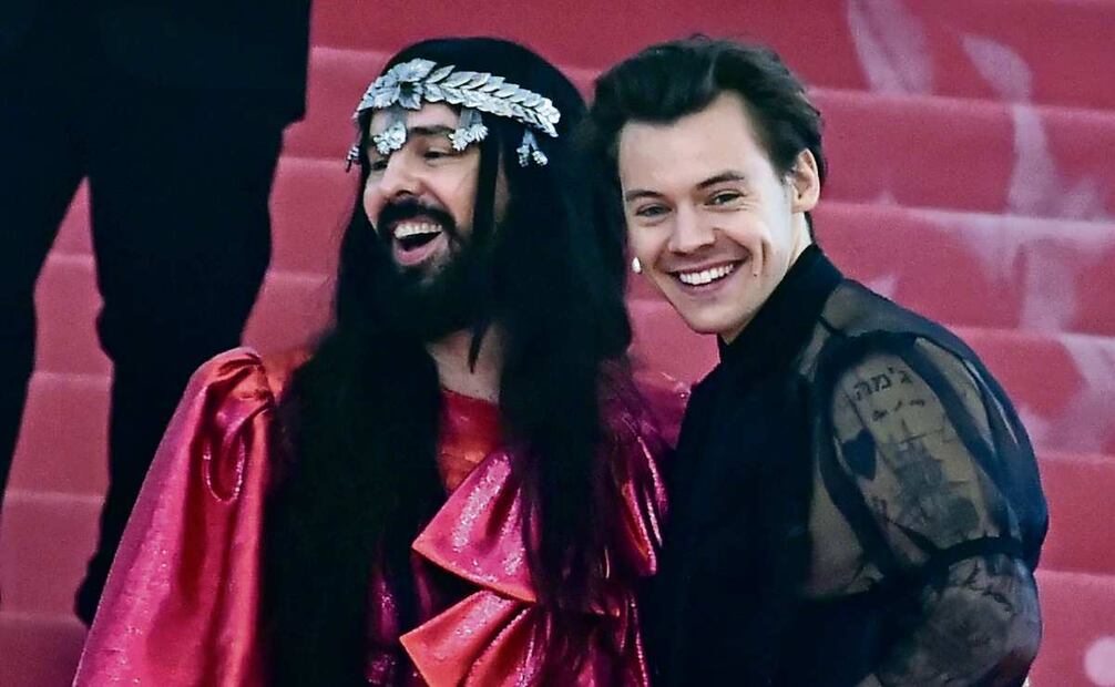 Harry Styles construye señales de su tiempo
