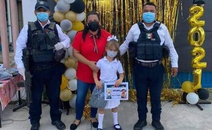 Policías de Tamaulipas escoltan a niña en su caravana de graduación