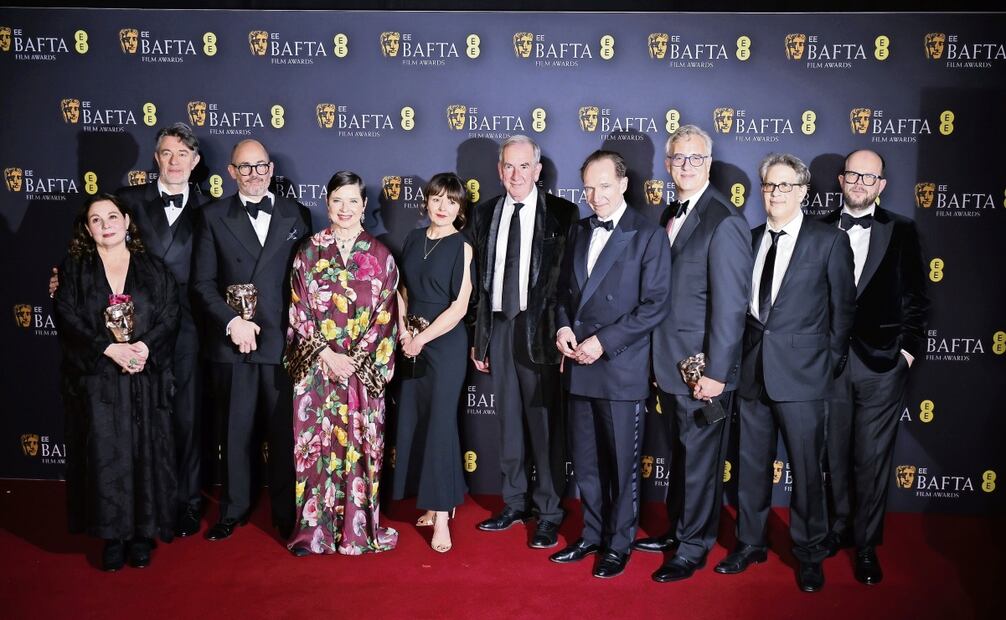 De derecha a izquierda: Tessa Ross, Peter Straughan, Edward Berger, Isabella Rossellini, Juliette Howell, Robert Harris, Ralph Fiennes, Michael Jackman, un invitado y Nick Emerson en la sala de prensa con el premio para Película por Cónclave durante los Premios de Cine BAFTA en el Royal Festival Hall de Londres, Gran Bretaña. Foto: Agencias