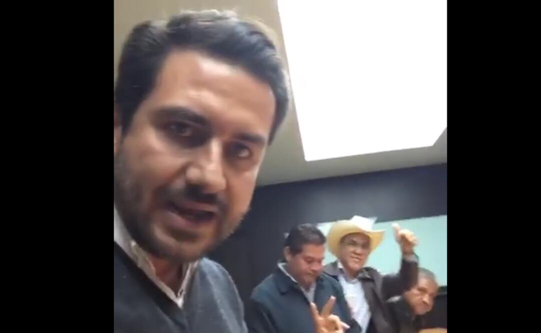 Miguel Ángel Yunes Márquez comenzó a grabar el encuentro y transmitirlo por su cuenta de Facebook. FOTO: tomada del video