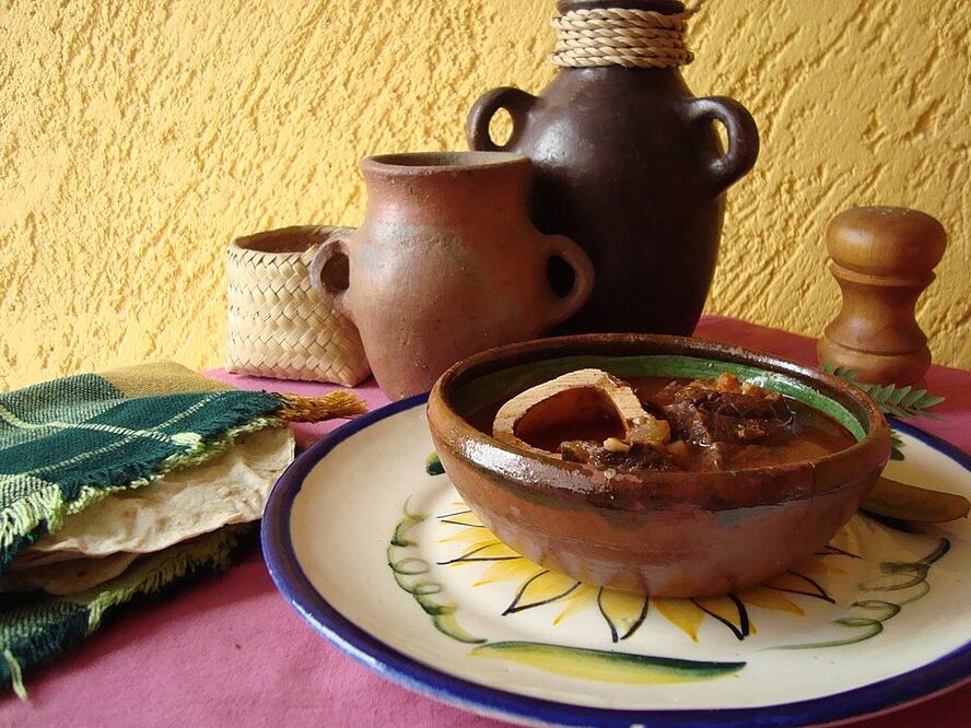 El huaxmole debe su nombre al guaje, una semilla utilizada en la cocina mexicana que aporta el sabor de esta preparación. Foto: Wikimedia Commons
