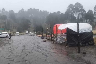 Por caída de aguanieve impiden acceso a paseantes al Nevado de Toluca