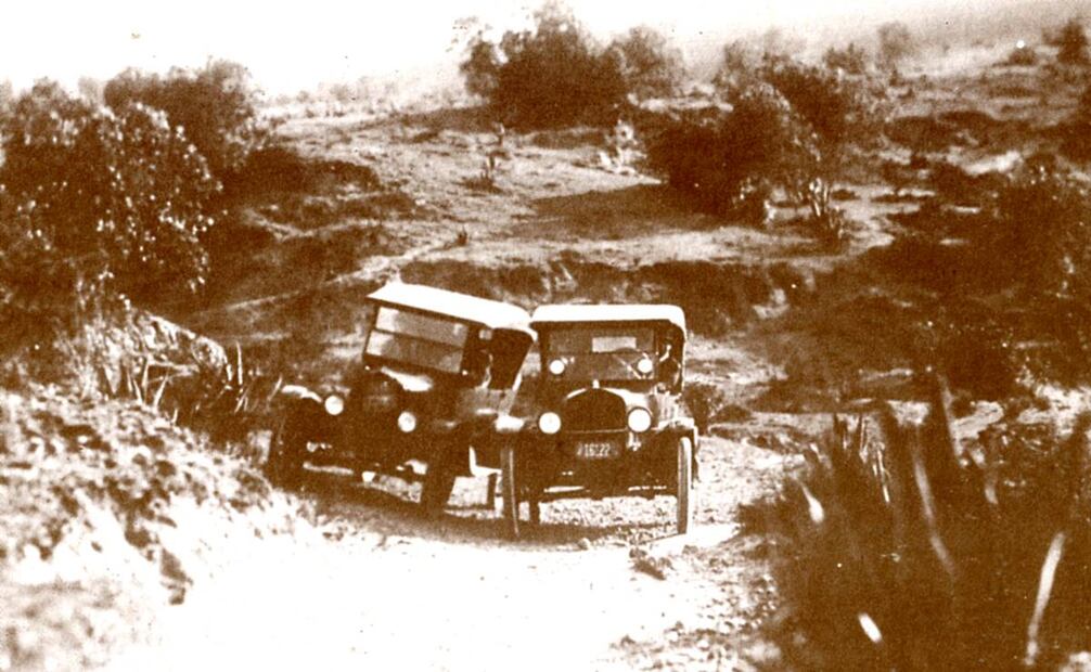 Sin duda, parte del éxito del modelo “T” fue la conveniencia de que recorría todos los caminos. Su producción alcanzó millones de unidades por todo el mundo entre 1908 y 1927. Crédito: “60 AÑOS DE FORD EN MÉXICO -NARRATIVA GRÁFICA”.