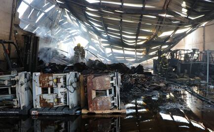 Incendio en Apodaca dejó dos bomberos lesionados