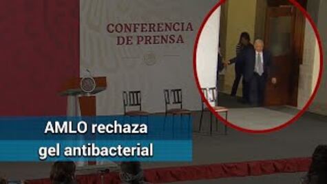 AMLO rechaza ponerse gel antibacterial en “la mañanera”