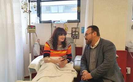 Javier Camarena canta a pacientes en hospital español