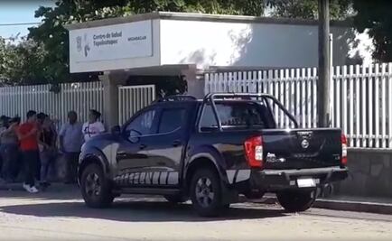 Habitantes se enfrentan a Mireles; acusan que agredió a su propia familia