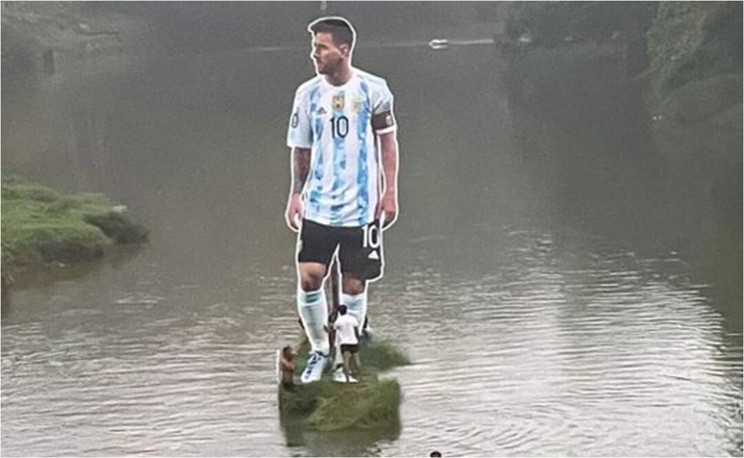 La imagen del astro argentino sobre el río en el pueblo Pullavoor / Foto: Especiales