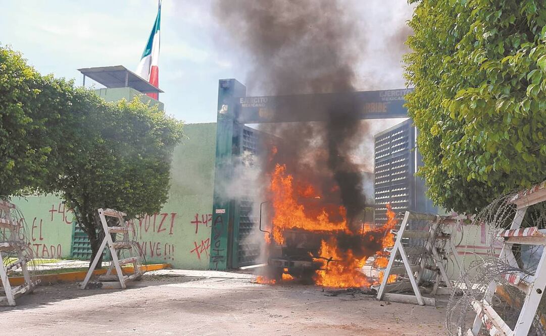 Normalistas vandalizaron ayer la entrada a un cuartel en Iguala para exigir la presentación con vida de los 43 desaparecidos de Ayotzinapa. Foto: Anwar Delgado/ EL UNIVERSAL
