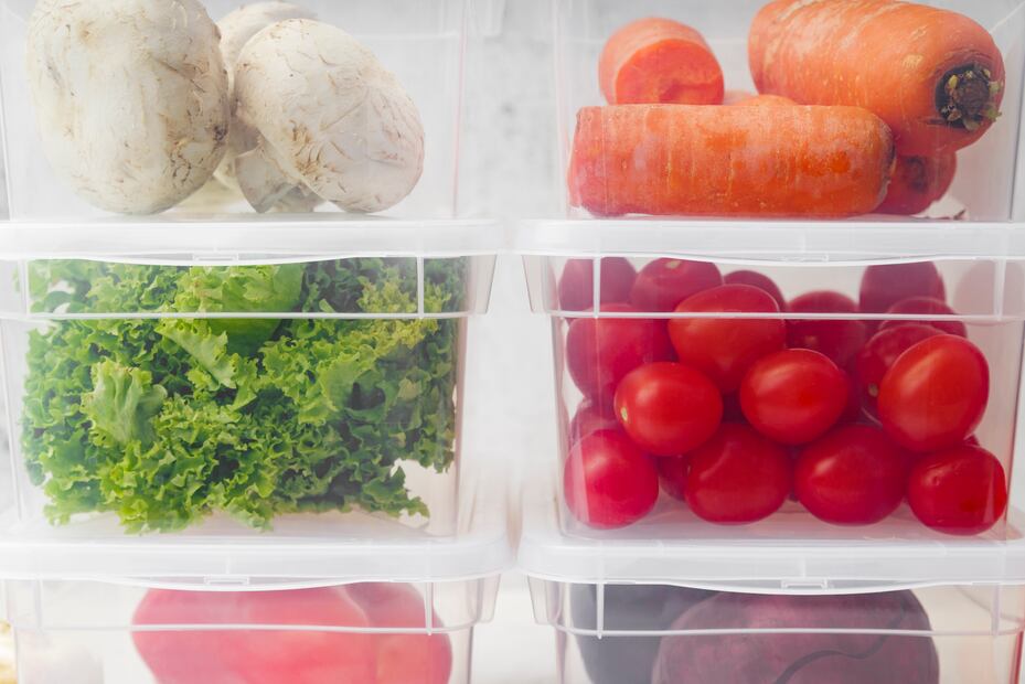 Mantén frescos los pimientos, espárragos y zanahorias al dejarlas fuera del refrigerador. Foto: Freepik