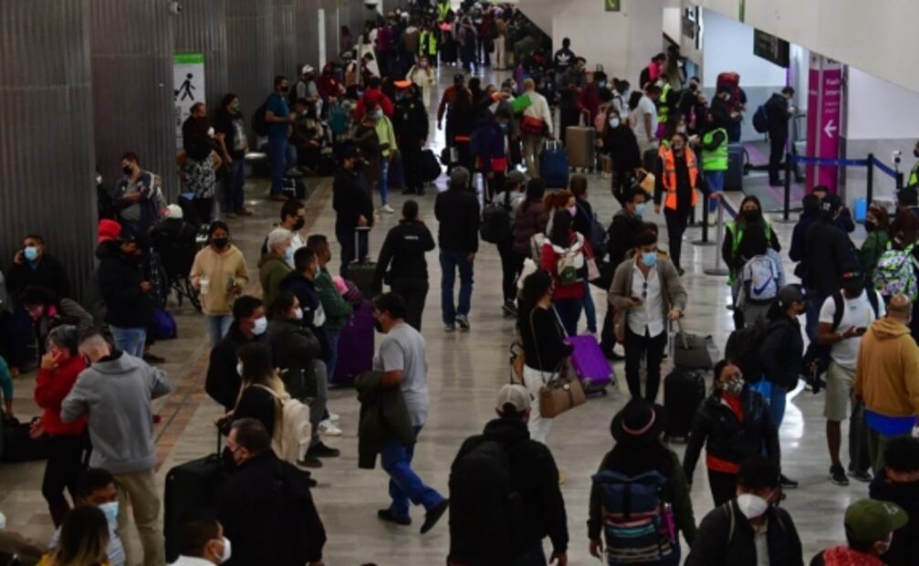 Viacrucis viajero. Miles de usuarios sufren cancelaciones y hasta falta de pilotos en aeropuertos de México por la ola ómicron