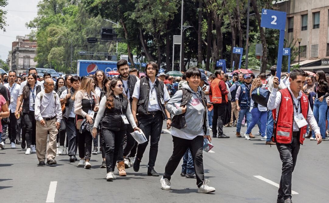 Tras la activación de la alerta sísmica, miles de trabajadores salieron de sus centros laborales para cumplir con los protocolos de protección civil. Foto: Yaretzy M. Osnaya EL UNIVERSAL