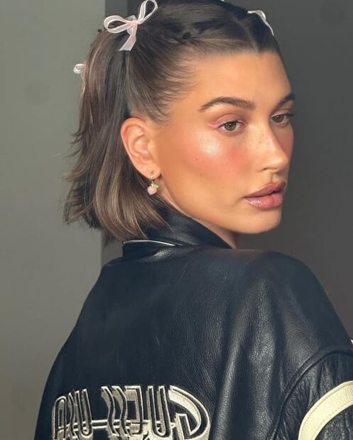 Hailey Bieber confirma cómo levantar párpados caídos con el color que es tendencia