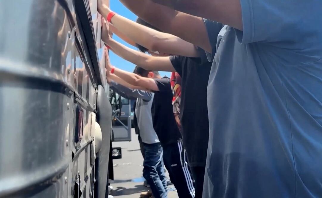 Una imagen fija de un video publicado por el Servicio de Inmigración y Control de Aduanas de Estados Unidos (ICE) a través del Servicio de Distribución de Información Visual de Defensa (DVIDS) muestra una redada de inmigración en la planta de ensamblaje de vehículos Hyundai-LG en Ellabell, Georgia, EE. UU., el 4 de septiembre de 2025 (publicado el 7 de septiembre de 2025). Los funcionarios de inmigración arrestaron a 475 trabajadores en la redada, la mayoría de ellos ciudadanos surcoreanos. Foto: EFE