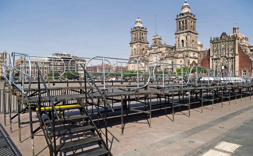 Personal técnico ajusta detalles de la tarima central, las áreas para invitados, medios de comunicación y asistentes. Foto: Carlos Mejía / EL UNIVERSAL
