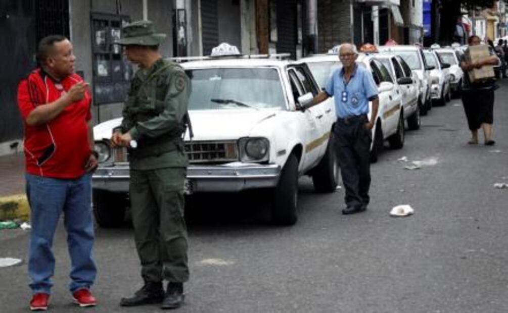 Venezolanos hacen largas filas en gasolineras por nuevo sistema de pago