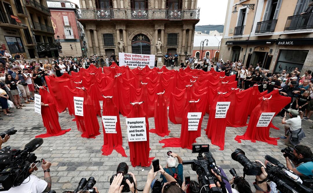 Miembros de los colectivos AnimaNaturalis y PETA han denunciado este miércoles en Pamplona el maltrato animal durante los Sanfermines. Foto: EFE
