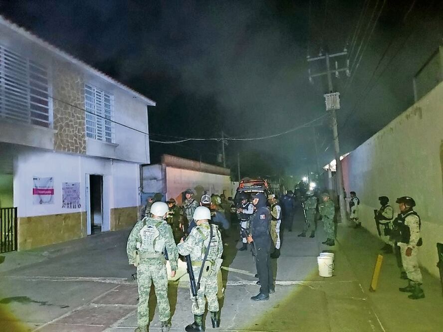 Un grupo ingresó al Consejo Municipal Electoral de Chicomuselo y quemó la paquetería electoral. Foto: Especial