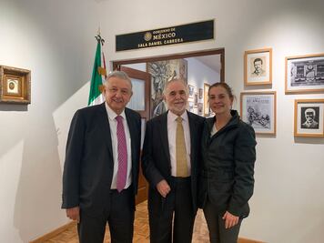 Recorren AMLO y el historiador Enrique Semo sala de juntas en Palacio Nacional