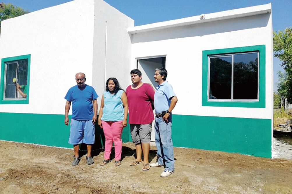 Nicolás y su familia vivieron tres meses bajo lonas, pero ahora tienen una casa con sistema monolítico. Para adquirirla, él puso 45 mil pesos, el Fonden 15 mil y la Sociedad Hipotecaria Federal 100 mil. (ROSELIA CHACA. EL UNIVERSAL)