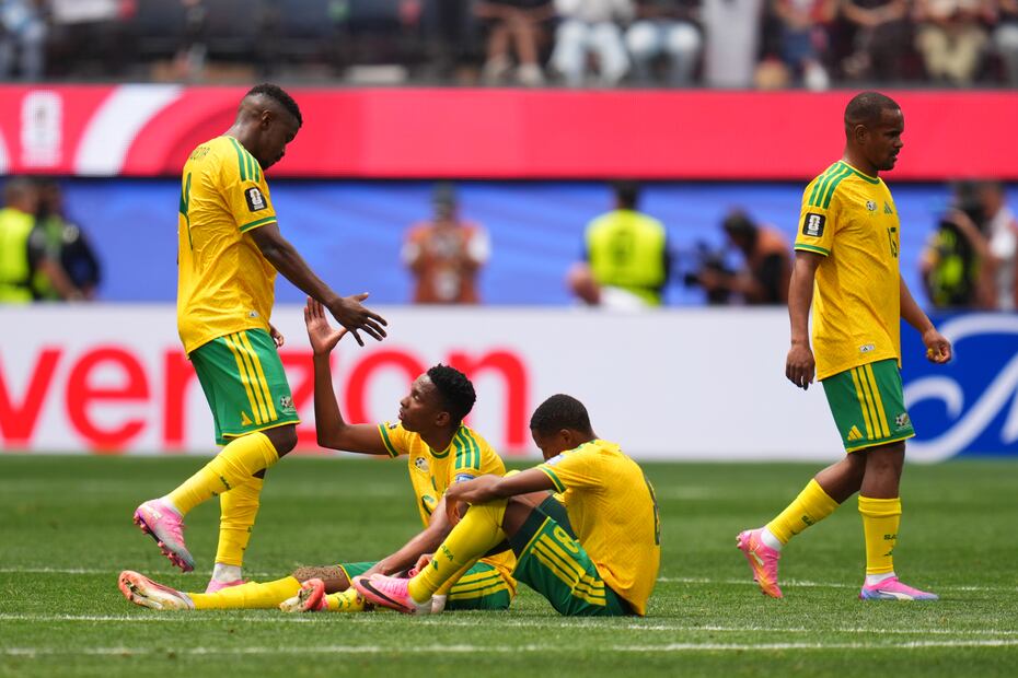 Selección de Sudáfrica en lamento, tras quedar eliminada en los 16vos de Final del Mundial de 2026 - Foto: AP