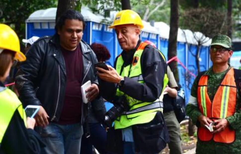 Pedro Torres se disculpa por usar chaleco de la Policía Federal