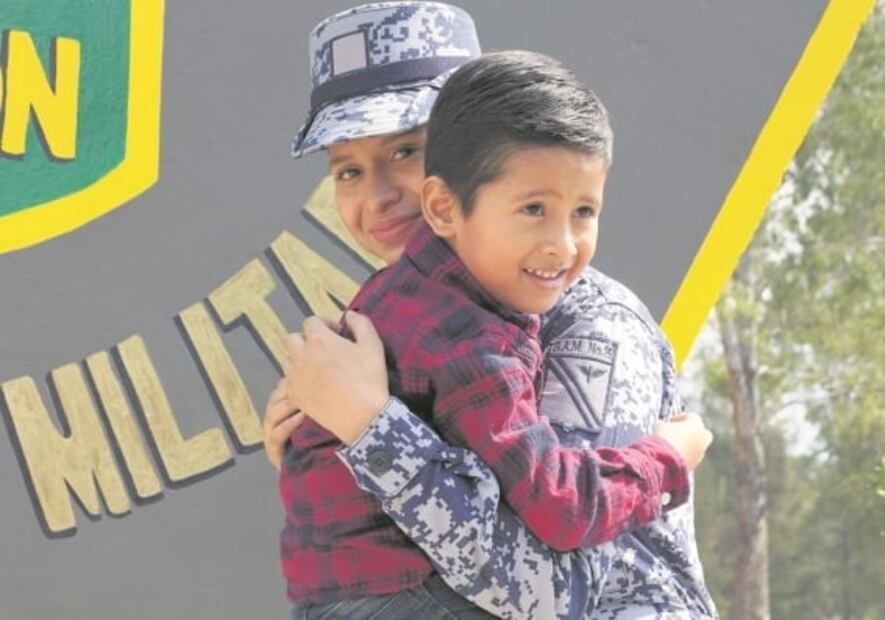 Mamás soldado: combinan milicia con maternidad