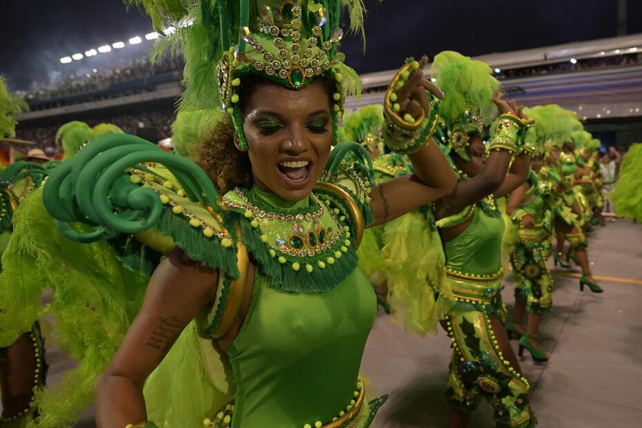 Participante de la escuela de samba Mancha Verde actúa durante la primera noche de carnaval en el sambódromo de Sao Paulo, Brasil, la madrugada del 10 de febrero de 2024. Foto: AFP
