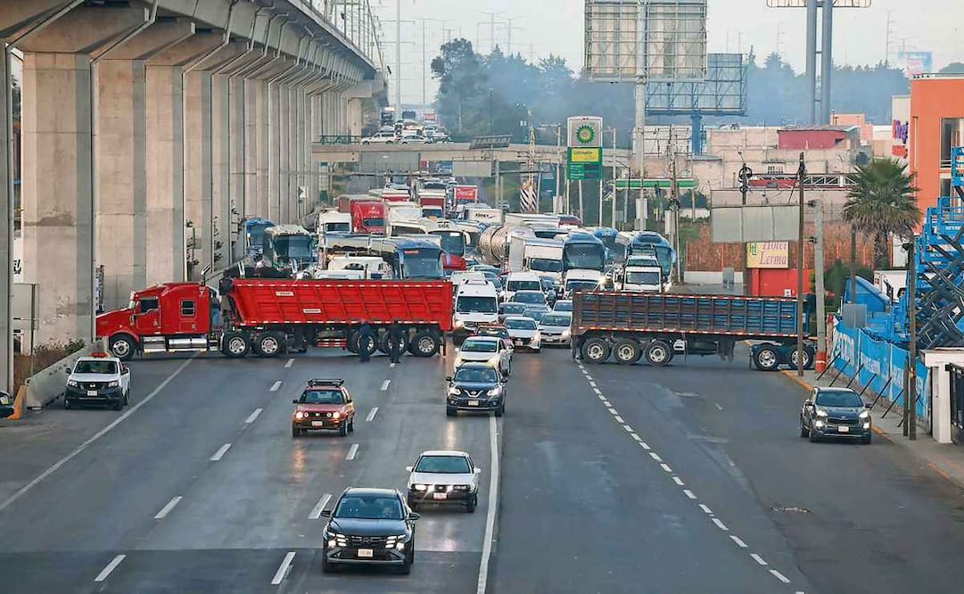 Desde las 6:30 horas de ayer, transportistas y campesinos comenzaron a bloquear parcialmente la autopista México-Toluca, con dirección a la Ciudad de México, desde la altura de Ocoyoacac. Foto: Alejandro Vargas / EL UNIVERSAL