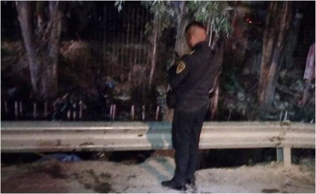 Automóvil con cinco pasajeros pierde el control y cae al canal de Xochimilco. Foto: Especial