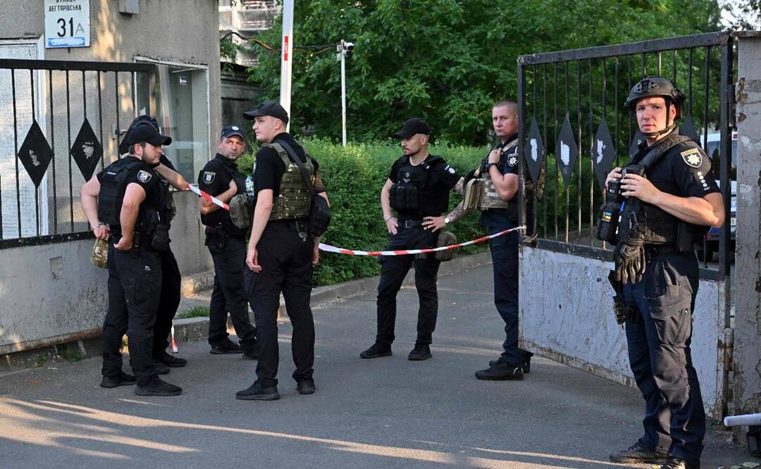El personal de seguridad ucraniano se reúne en la entrada de un tribunal de distrito en Kiev el 5 de julio de 2023, luego de informes de una explosión. Foto: AFP