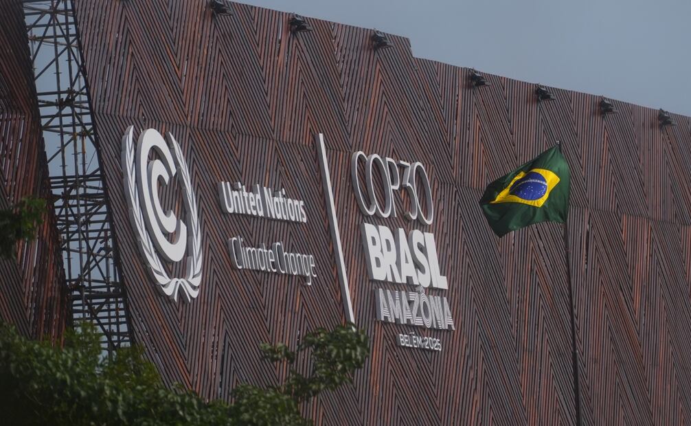 Una bandera brasileña ondea en el exterior del recinto donde se celebra la Cumbre del Clima COP30 de la ONU, en Belém, Brasil. Foto: AP