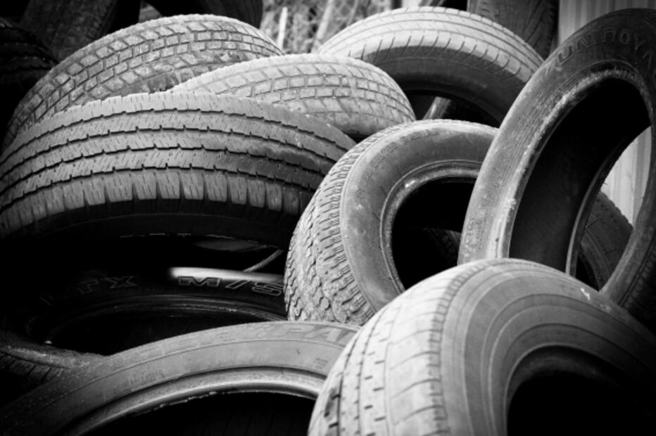 Cómo quitar correctamente un clavo de la llanta de un auto 