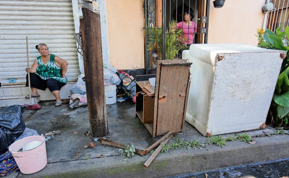 Habitantes de la colonia Pensador Mexicano, en Venustiano Carranza, sacaron a la calle sus cosas echadas a perder debido a las inundaciones dejadas por las lluvias. Foto: Luis Camacho / EL UNIVERSAL