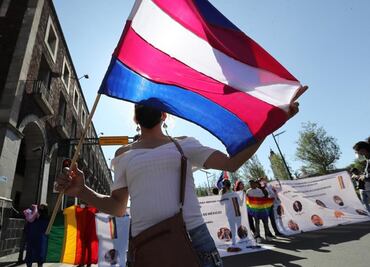 Comunidad LGBT bloquea primer cuadro de Toluca para exigir legalización del matrimonio igualitario