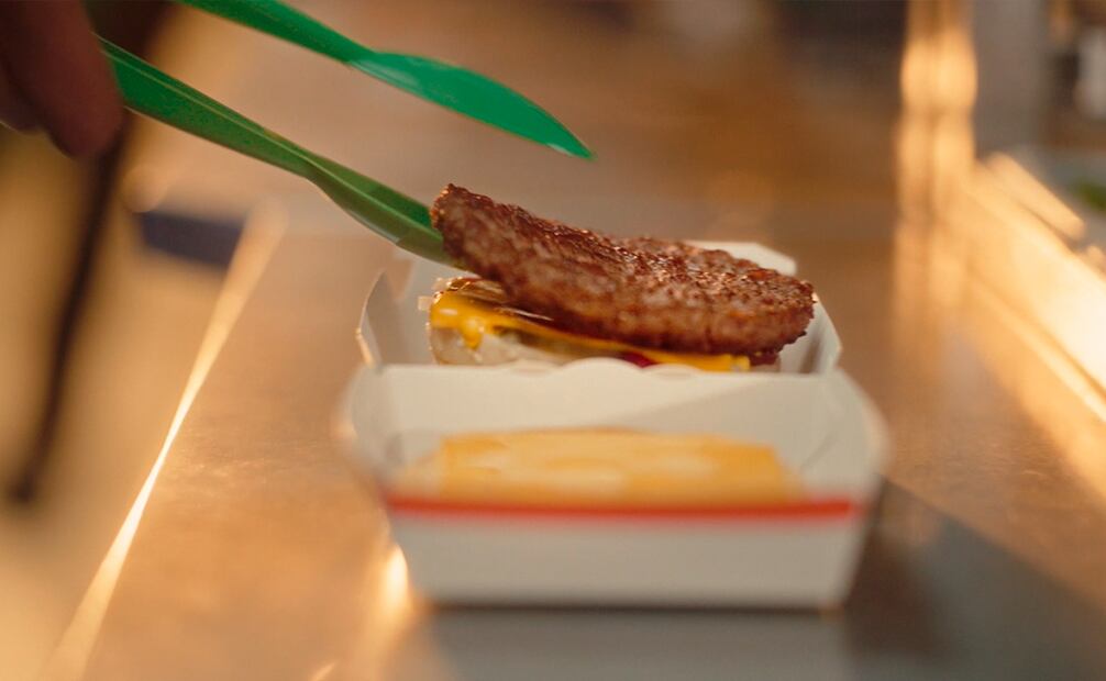 Visitantes participan en el recorrido 'Puertas Abiertas' de McDonald’s, donde conocen de cerca los procesos de preparación de alimentos, los estándares de higiene y la calidad de los ingredientes utilizados por la cadena. Foto: Cortesía.