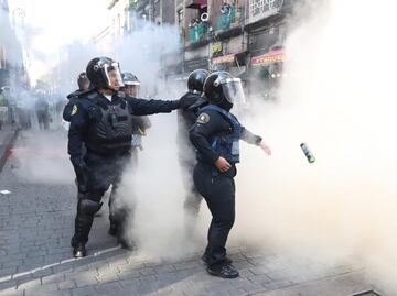 Encapuchados causan destrozos en marcha del 2 de octubre en el Centro Histórico