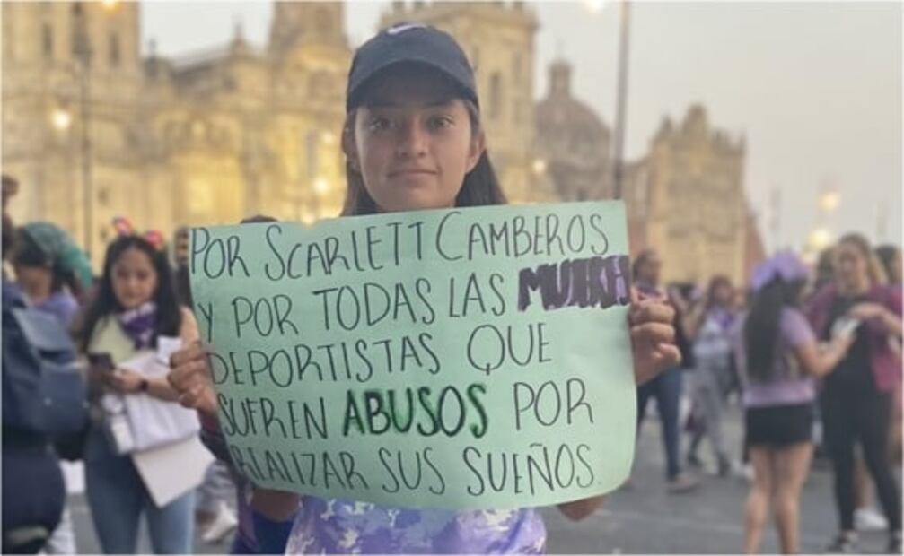 Scarlett Camberos recibió apoyo durante la marcha feminista del Día Internacional de la Mujer